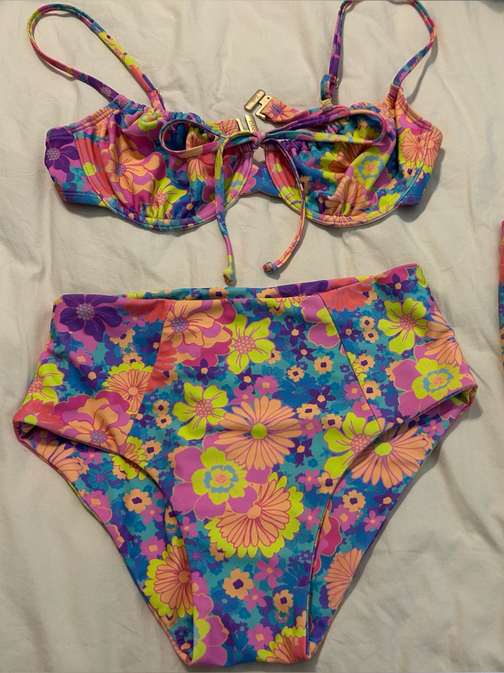 Kulani Kinis Floral Swim Set, underwire top size M, bottoms XS, includes Sarong